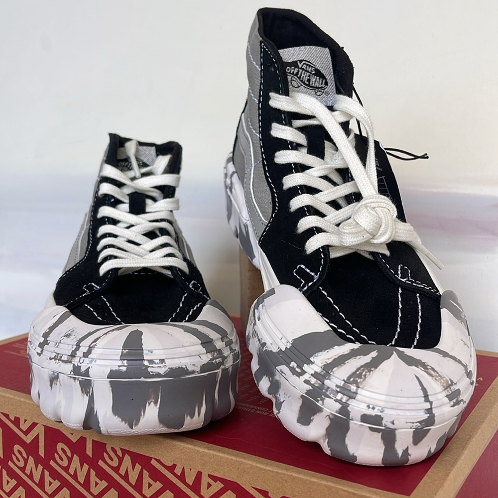 Vans WMNS Sk8-Hi Tapered
Moon Rocks Black/Reflective 
VN0A7Q5TBRF
Sneakers - Picture 5 of 16